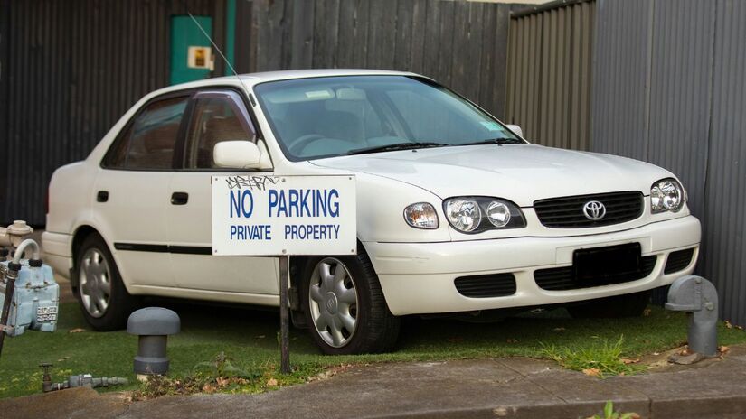 Em alguns casos de multa nos EUA, o motorista pode ser convocado a comparecer &agrave; corte; faltar &agrave; audi&ecirc;ncia pode gerar mandado de pris&atilde;o e dificultar futuros pedidos de visto. Unsplash/Mitchell Luo
