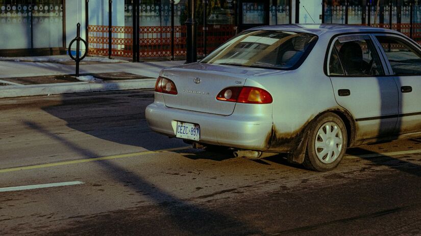 Nos Estados Unidos, dirigir sob efeito de &aacute;lcool pode resultar em deten&ccedil;&atilde;o; recusar o teste do baf&ocirc;metro pode aumentar as penalidades e suspender o direito de dirigir. Unsplash/Linus Belanger
