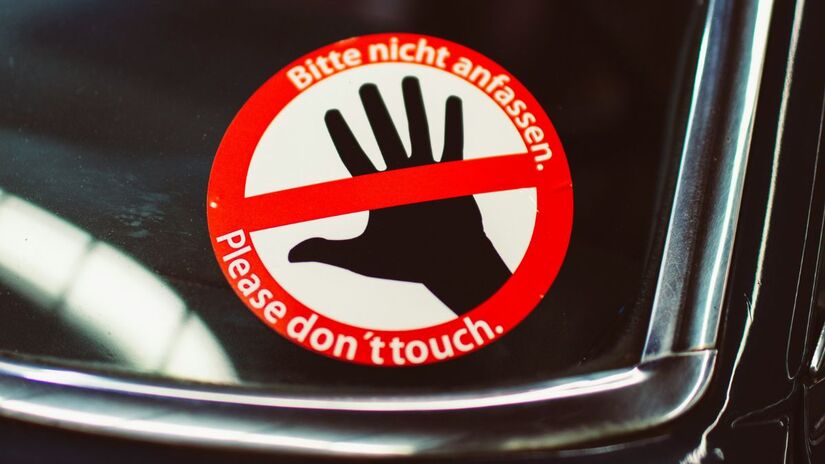 Em viagens pela Europa, multas cometidas com ve&iacute;culos alugados continuam sendo responsabilidade do motorista, podendo ser cobradas diretamente pela locadora no cart&atilde;o de cr&eacute;dito. Unsplash/Markus Spiske
