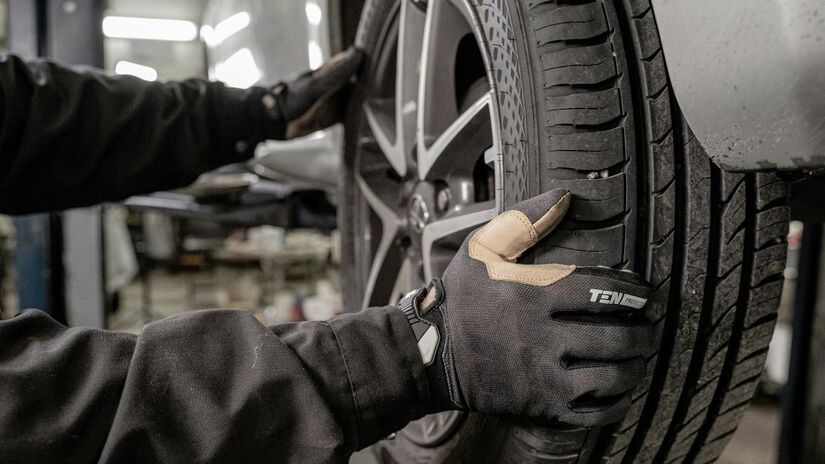 Durante a produção, o carbono é adicionado à mistura de borrachas naturais e sintéticas; Esse elemento é responsável pela cor preta característica dos pneus. Unsplash/Jimmy Nilsson Masth
