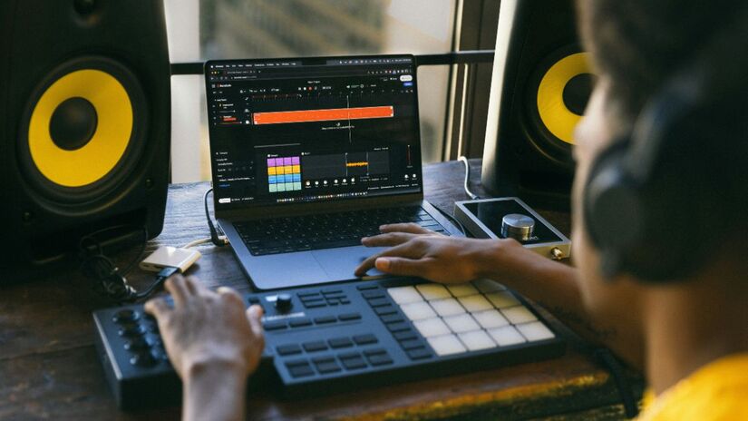 Segundo o DJ e produtor Rodrigo Perez, a IA pode se tornar uma "máquina de produção" para conteúdos genéricos no futuro, pressionando parte do mercado musical. Unsplash/BandLab
