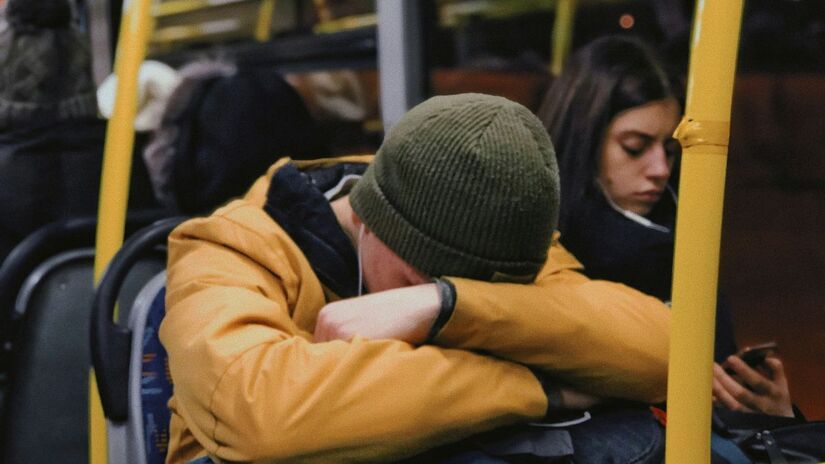 Você não é uma máquina: Entender e respeitar seus próprios limites é essencial para evitar o esgotamento mental e manter uma rotina de trabalho mais saudável. Unsplash/Maxim Shklyaev
