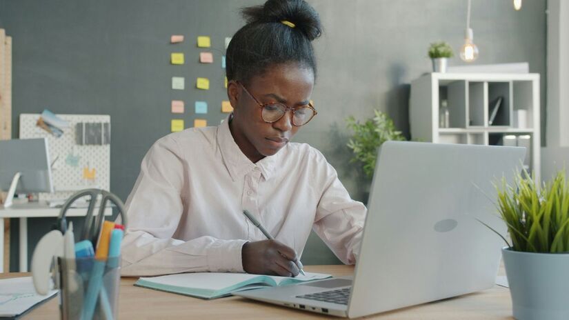 Exaustão não é frescura: O burnout é resultado de estresse no trabalho e afeta cerca de 30% dos brasileiros, reconhecer os sinais é o primeiro passo para buscar ajuda. Unsplash/Vitaly Gariev
