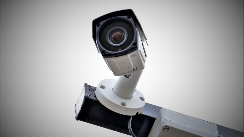 Equipamento de vigilância na porta pode levantar debates sobre privacidade no condomínio / Pixabay