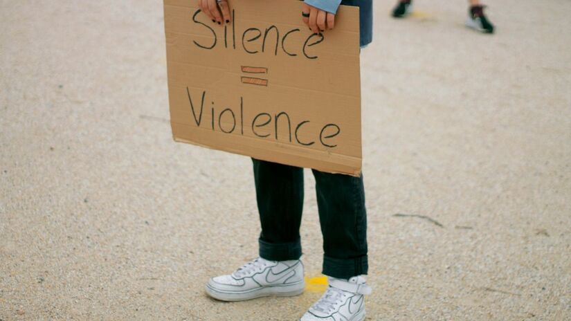 O feminicídio é considerado a forma mais extrema de violência contra a mulher, geralmente precedido por ciclos de abuso físico, psicológico ou moral. Unsplash/Sacha Verheij
