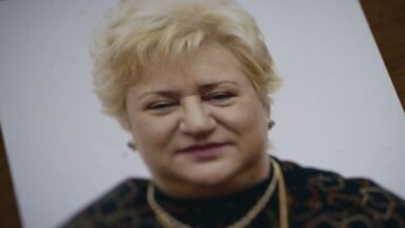 Narrativa mistura investigação jornalística, entrevistas e encenações para explicar o caso complexo/Reprodução