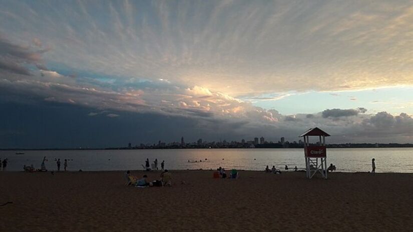 Com areia dourada e águas calmas do Rio Paraná, a praia de Encarnación tornou-se um dos destinos turísticos mais populares do Paraguai. Wikimedia Commons/Horacio Cambeiro