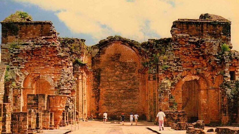 Construído por missionários no século XVIII, as Ruínas Jesuítas de Trinidad integram o Patrimônio Mundial da UNESCO e preservam vestígios das antigas missões jesuíticas na região. Wikimedia Commons/rodoluca

