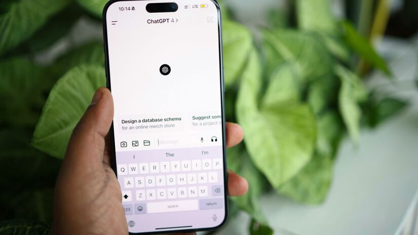 O ChatGPT também permite o envio de perguntas por áudio: Para algumas pessoas, falar pode ser uma forma mais natural de explicar dúvidas. Unsplash/Solen Feyissa
