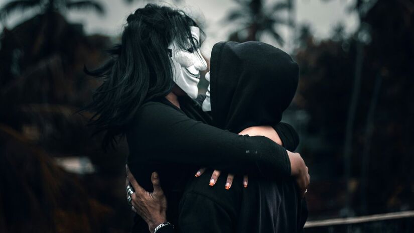 Após a fase inicial de intensa valorização, o relacionamento pode evoluir para críticas, ciúmes e tentativas de controle. Unsplash/Ahmed Zayan
