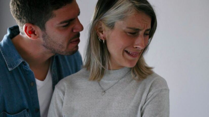 A manipulação pode provocar insegurança, baixa autoestima, culpa e a sensação de que a vítima precisa "merecer" o amor do parceiro. Freepik