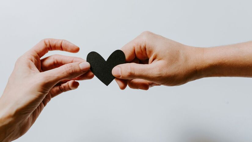 O love bombing costuma começar com declarações rápidas, promessas e gestos que criam a sensação de um vínculo profundo logo no início do relacionamento. Unsplash/Kelly Sikkema
