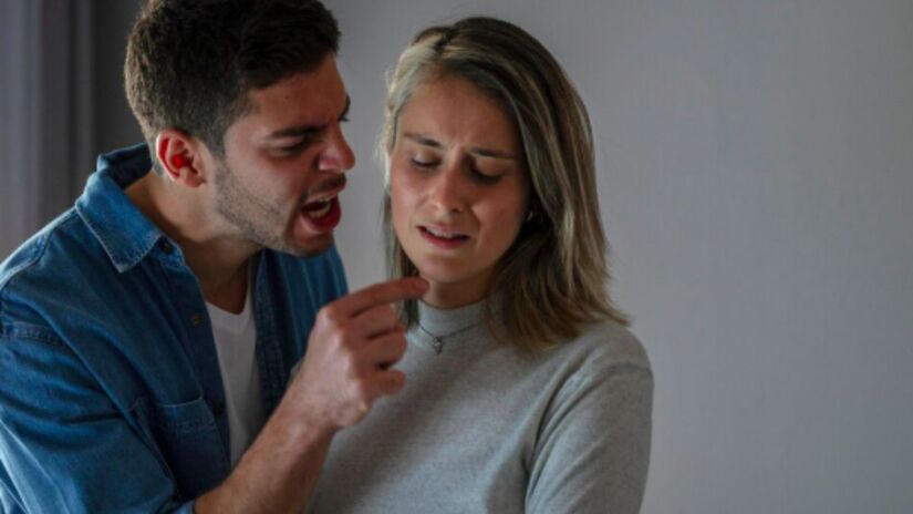 O excesso de carinho no início do relacionamento pode funcionar como manipulação emocional, criando dependência e dificultando que a vítima perceba sinais de alerta.