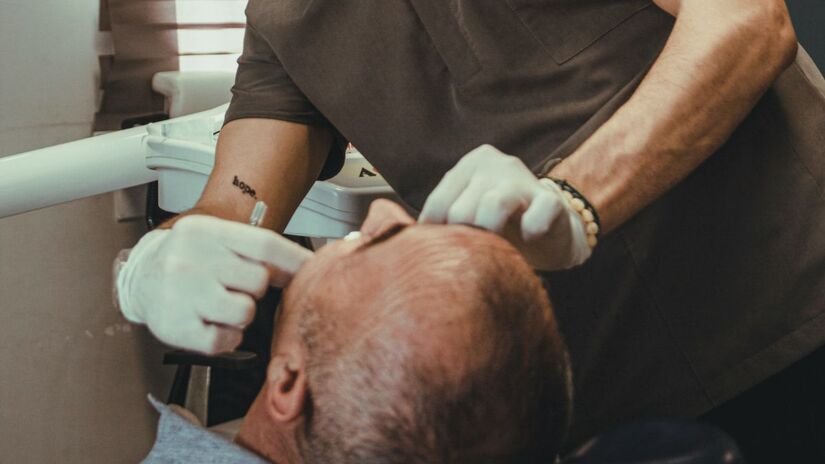 A contenção ortodôntica  fixa ou removível  é considerada etapa essencial para estabilizar os dentes após a retirada do aparelho. Unsplash/Ozkan Guner
