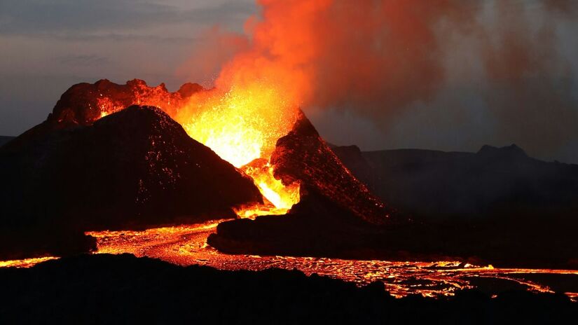 Vulcões classificados como ativos já entraram em erupção durante o Holoceno, indicando que ainda possuem magma circulando em seu sistema subterrâneo. Unsplash/Toby Elliott
