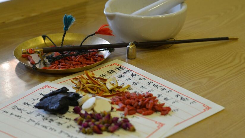 Atualmente, universidades especializadas na China oferecem formação com teoria, prática clínica e pesquisa científica. Unsplash/kian zhang
