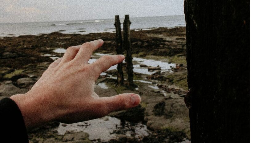 A presença frequente de canhotos em esportes de confronto, como boxe, esgrima e tênis, pode estar ligada à vantagem estratégica de enfrentar adversários acostumados com destros. Unsplash/Nathan McDine
