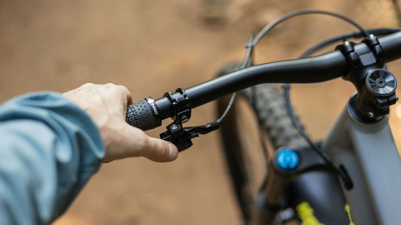 Resultados indicam que indivíduos com dominância da mão esquerda tendem a evitar menos disputas por ansiedade, demonstrando maior disposição para competir. Unsplash/Greg Rosenke
