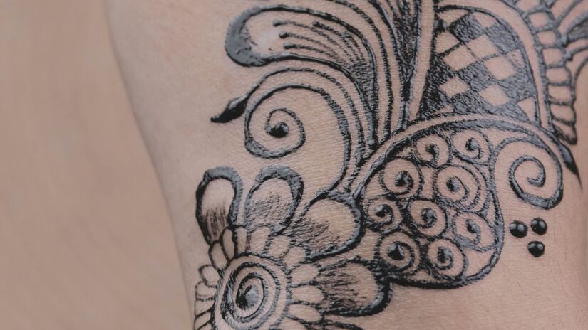 A técnica de pontilhismo utiliza pequenos pontos para formar o desenho, criando profundidade e riqueza de detalhes. Unsplash/Mee Nee
