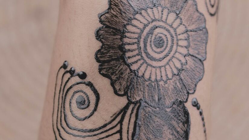 A mandala floral incorpora pétalas e elementos da natureza; o estilo costuma ser associado aos ciclos naturais, ao crescimento pessoal e à transformação interior. Unsplash/Mee Nee
