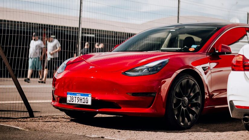 Segundo a Federa&ccedil;&atilde;o Nacional das Associa&ccedil;&otilde;es dos Revendedores de Ve&iacute;culos Automotores (Fenauto), o Brasil registrou mais de 18,5 milh&otilde;es de ve&iacute;culos usados vendidos em 2025. Unsplash/Willian Cittadin
