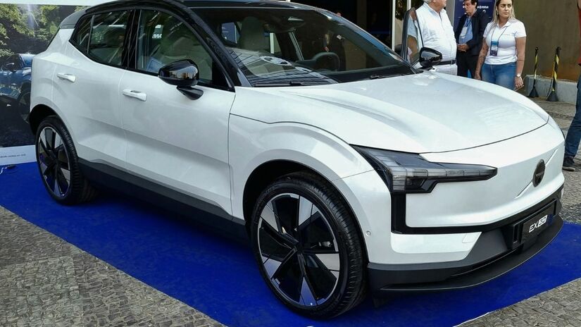 Os modelos el&eacute;tricos seminovos apresentam maior liquidez no mercado de usados, devido ao maior per&iacute;odo de revendas. Unsplash/Hector Brasil