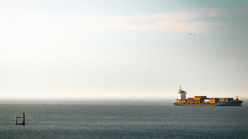 Tens&otilde;es geopol&iacute;ticas no Oriente M&eacute;dio podem alterar rotas comerciais e encarecer o frete mar&iacute;timo internacional, aumentando custos log&iacute;sticos. Unsplash/Thineshkumar Lingeswaran
