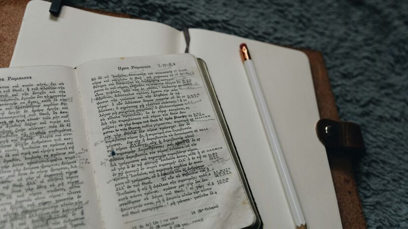 Notificações e estímulos constantes das redes sociais podem interromper a concentração e prejudicar o estudo aprofundado. Unsplash/Kelly Sikkema
