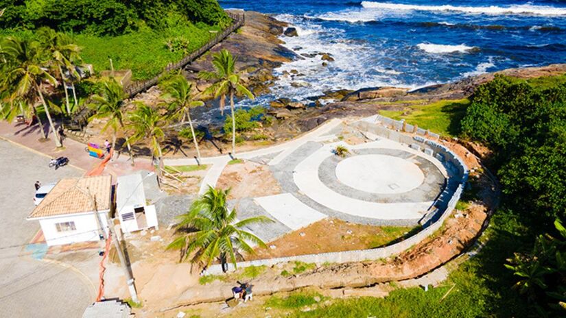 A revitalização da Praça da Gruta em Itanhaém vai muito além do novo mirante. O espaço ganhará palco para apresentações artísticas, arquibancada, área coberta para eventos, sanitários públicos e um novo Posto de Informações Turísticas (PIT)/Divulgação