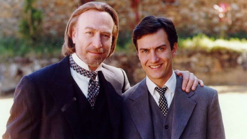 Altino (Odilon Wagner) e Augusto (Gabriel Braga Nunes)/Globo