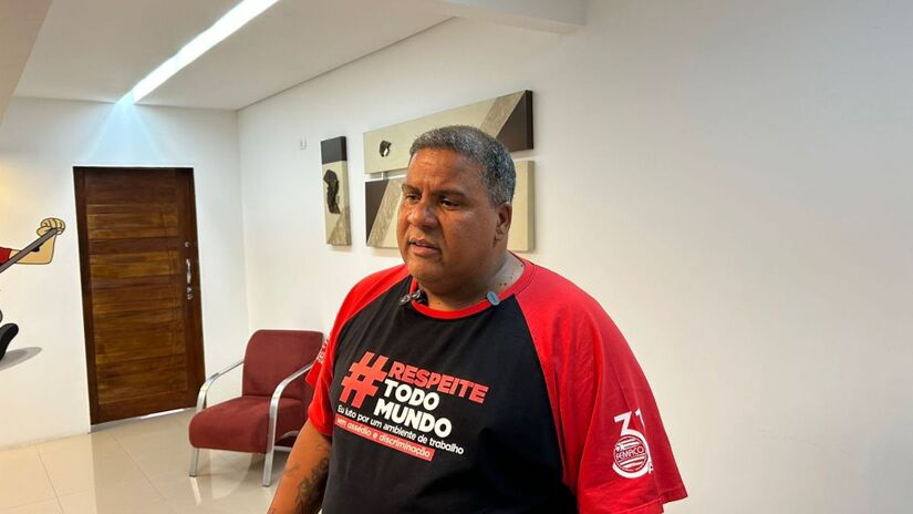 A limpeza urbana na nossa região começou a ser retomada, mas ainda de forma parcial. O sindicato (SIEMACO) orientou que 70% dos trabalhadores voltem às ruas enquanto aguardam uma perícia nos pagamentos. Na imagem: o presidente do sindicato, André Domingues/ Júlia Macedo