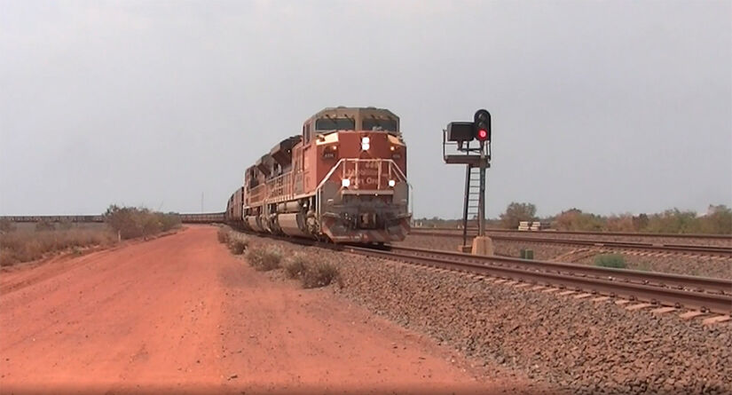 Este monstro de aço, o trem australiano da mineradora BHP, carregava minério de ferro em 682 vagões / Fotos: Reprodução