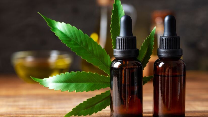 Com a nova regulamentação da Anvisa, que cria um ambiente regulatório experimental (sandbox), o país se prepara para ampliar o acesso por meio de farmácias, importação e associações/Freepik