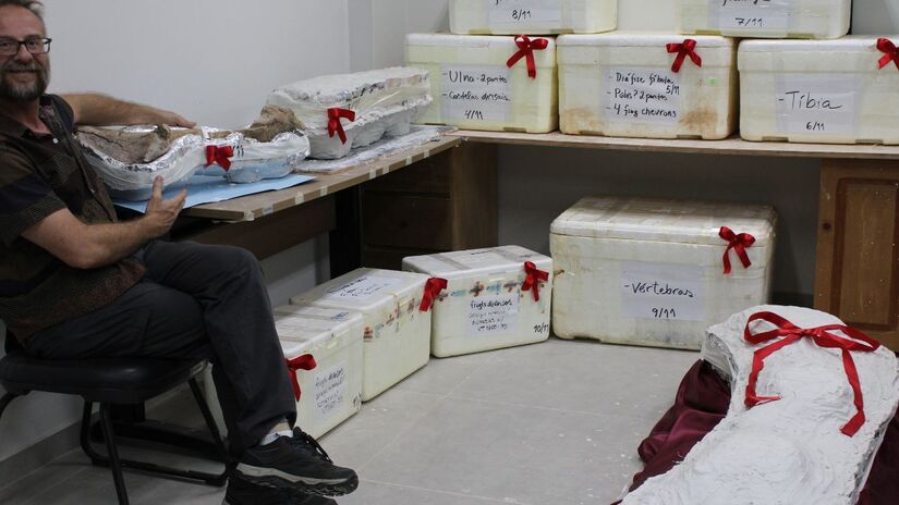 Pesquisadores durante o trabalho de escavação dos fósseis em Davinópolis (MA), em 2021. A descoberta ocorreu em meio a obras de terraplenagem para a construção de um terminal ferroviário, quando a equipe se deparou com os restos do gigante pré-histórico/Divulgação