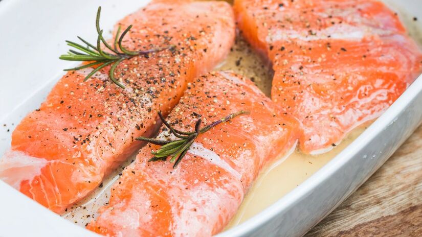 Com 20g a 23g de proteína por 100g, o salmão não é o mais proteico da lista, mas compensa com a combinação imbatível de gorduras boas, vitamina D e selênio. Versátil, vai bem grelhado, assado ou até cru no sashimi/Freepik 