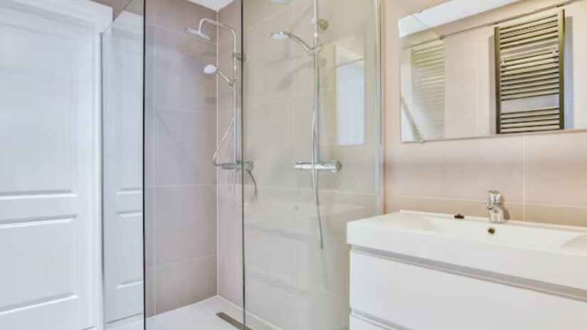 Com vidro temperado certificado e tratamento anticalcário, a limpeza do box se torna rápida e eficiente/Freepik