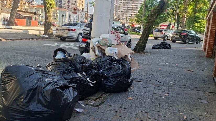 Não é apenas uma paralisação, é uma disputa sobre transparência e direitos (PPR). Enquanto a varrição em Santos já voltou ao normal, a coleta segue com 30% a menos de braços nas ruas/Nair Bueno 