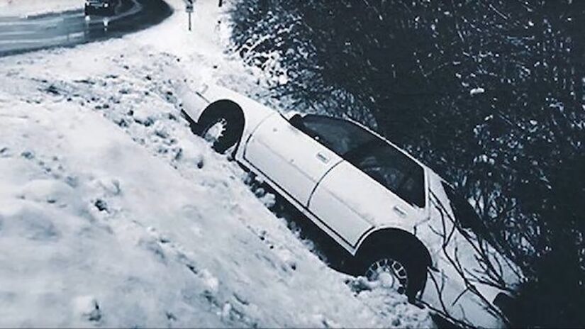 O frio intenso passou a afetar o funcionamento do ve&iacute;culo, que apresentou falhas at&eacute; sair da pista / Reprodu&ccedil;&atilde;o/Youtube