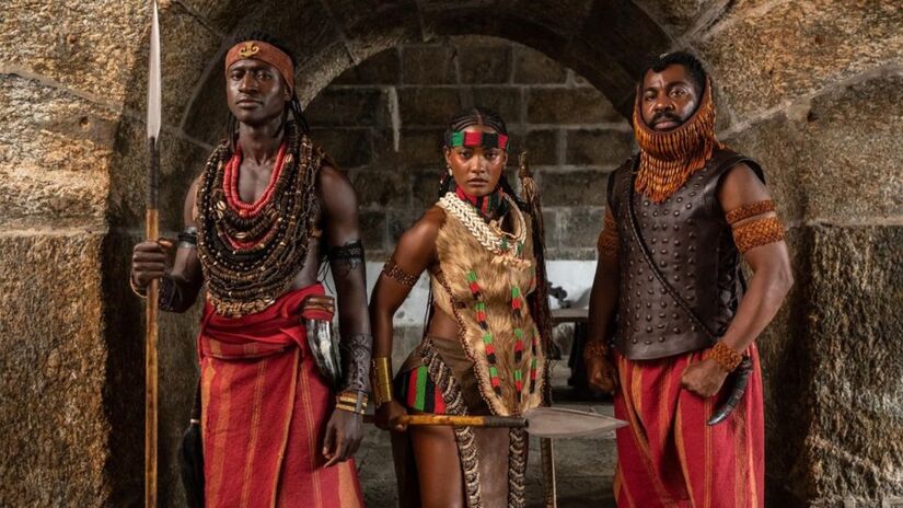 Lumumba/Cayman (Welket Bungué), Niara (Erika Januza) e Jendal (Lázaro Ramos) em 'A Nobreza do Amor'/Reprodução/Globo
