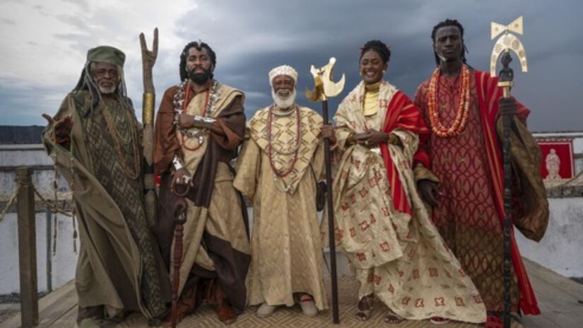Oruka (Vado), Jendal (Lázaro Ramos), Chinua (Hilton Cobra), rainha Niara (Erika Januza) e rei Cayman II (Welket Bungué) em 'A Nobreza do Amor'/Reprodução/Globo