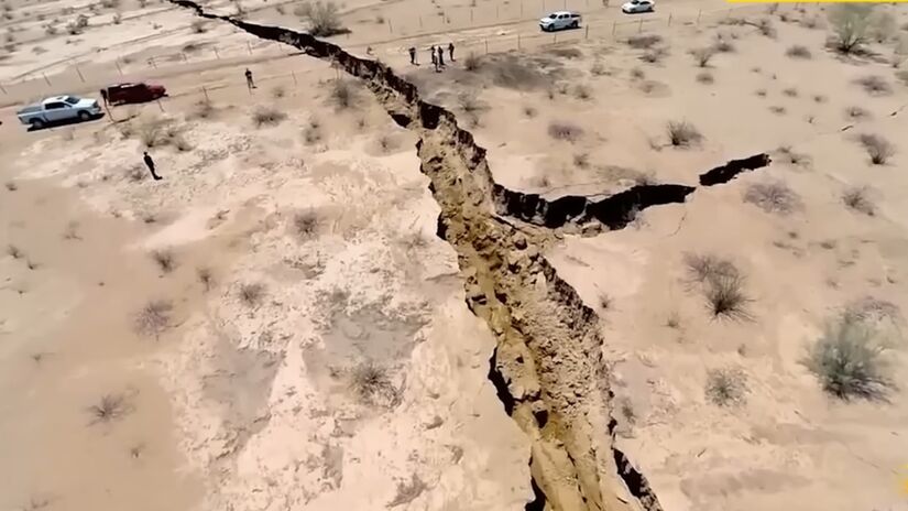 Em 2014, uma rachadura com mais de um quil&ocirc;metro de extens&atilde;o surgiu em uma fazenda no noroeste do M&eacute;xico / Reprodu&ccedil;&atilde;o/Youtube