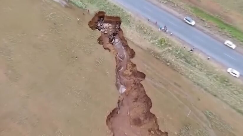 Em 2018, uma grande rachadura surgiu no sudeste do Qu&ecirc;nia, pr&oacute;xima &agrave; regi&atilde;o conhecida como Rift Valley / Reprodu&ccedil;&atilde;o/Youtube