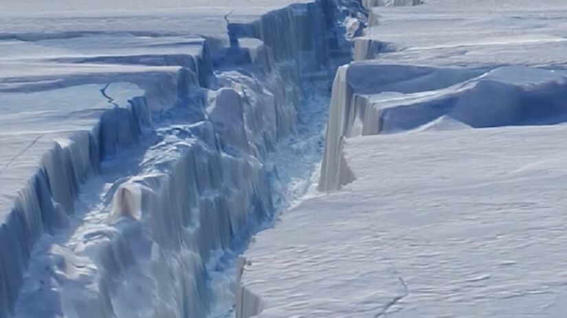 A fissura atingiu cerca de 175 quil&ocirc;metros de extens&atilde;o e acabou originando um iceberg de aproximadamente 5 mil km² / Reprodu&ccedil;&atilde;o/Youtube