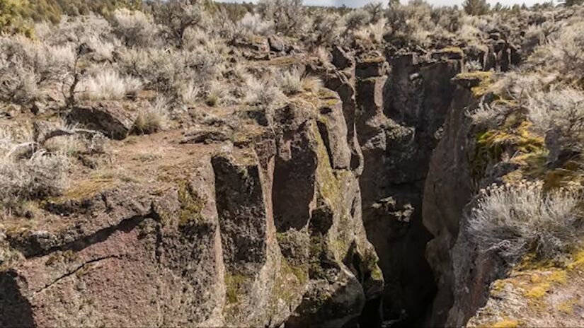 Essas aberturas n&atilde;o resultam da separa&ccedil;&atilde;o de placas tect&ocirc;nicas, mas do avan&ccedil;o do magma / Reprodu&ccedil;&atilde;o/Youtube