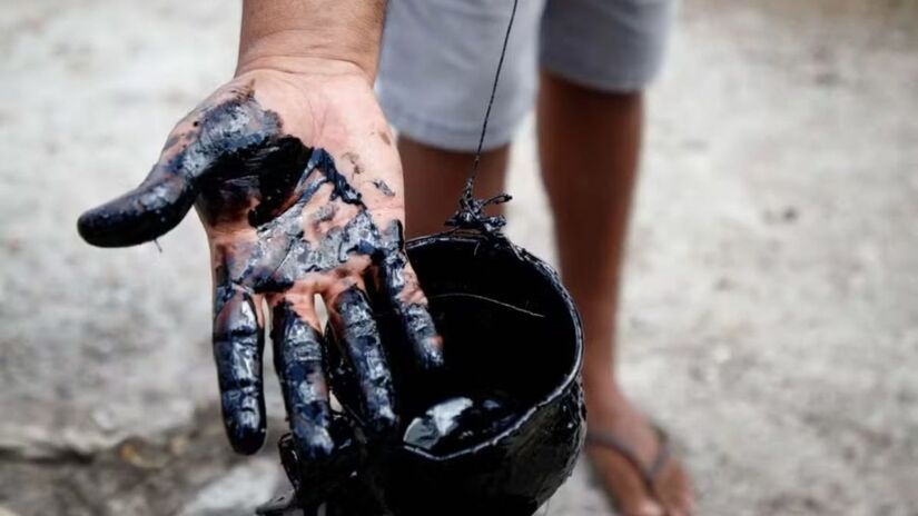 Líquido escuro encontrado no solo pode ser petróleo, segundo análise inicial /IFCE