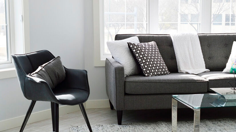 As mantas também ajudam a trazer aconchego e podem ser usadas tanto no sofá quanto em poltronas.

 Pixabay