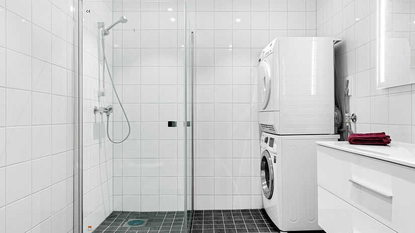 Também é importante não deixar resíduos de sabonete e shampoo acumulados Pixabay