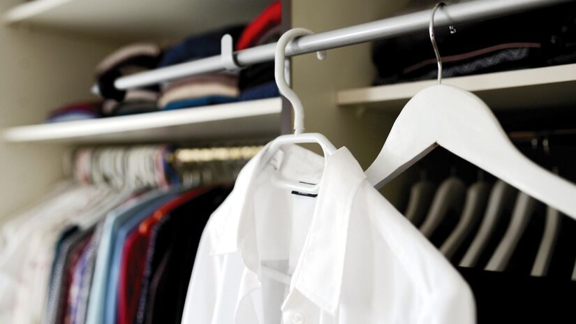 Antes de se tornar item comum no armário, o cabide surgiu como solução prática para organizar roupas / Pixabay