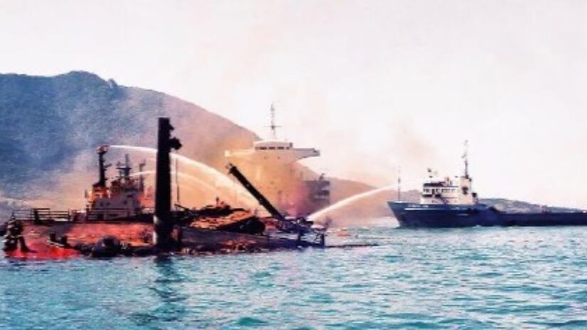 Fotografia do combate ao inc&ecirc;ndio no Alina P / Acervo Jeannis M. Platon/Reprodu&ccedil;&atilde;o/Naufr&aacute;gios de Ilhabela/PMI