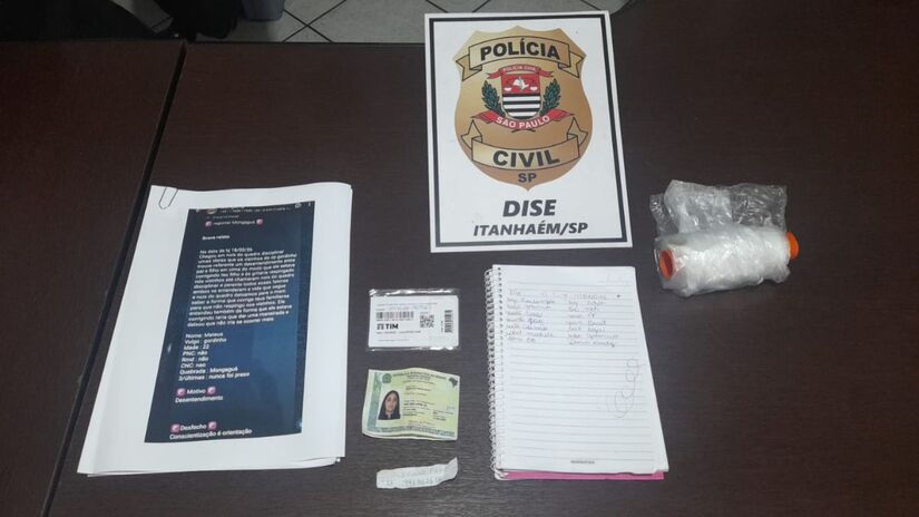 Dentre os materiais encontrados pela polícia estão o aparelho celular da suspeita, além de um caderno de anotações com registros da movimentação do tráfico de drogas. Divulgação/Polícia Civil